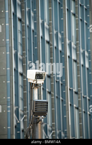 Una telecamera TVCC in una città di London street con un ufficio moderno blocco dietro Foto Stock