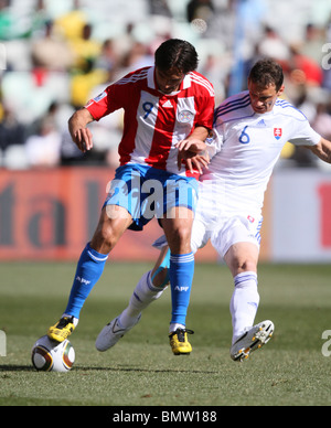 ROQUE SANTA CRUZ & ZDENKO STRB SLOVACCHIA V PARAGUAY lo Stadio Free State BLOEMFONTEIN SUD AFRICA 20 Giugno 2010 Foto Stock