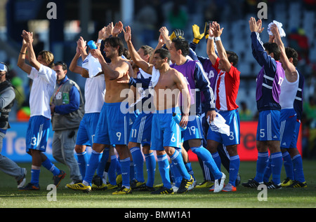 ROQUE SANTA CRUZ CARLOS BONET SLOVACCHIA V PARAGUAY lo Stadio Free State BLOEMFONTEIN SUD AFRICA 20 Giugno 2010 Foto Stock