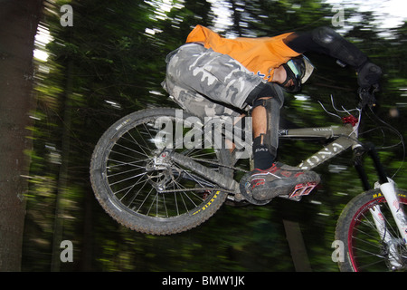 Mountain Biker durante la discesa Mtb gara in Szczyrk, Beskidy Mountains, Polonia. Foto Stock