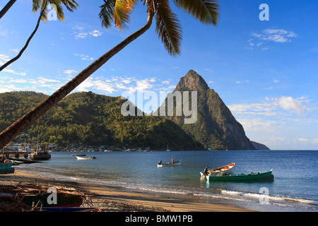 Caraibi, St Lucia, Petit Piton e Soufriere Bay Foto Stock