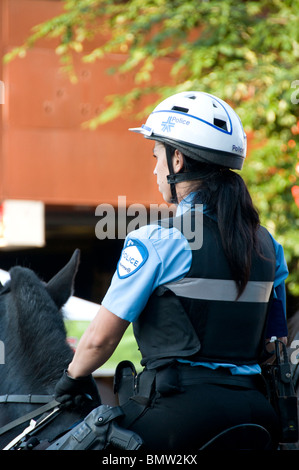 Femmina funzionario di polizia a cavallo di Montreal, Canada Foto Stock