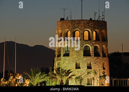 La torre di avvistamento all'ingresso della marina al tramonto, Puerto Banus a Marbella, Costa del Sol, provincia di Malaga, Andalusia. Foto Stock