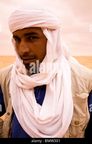 Un uomo arabo indossa un copricapo tradizionale nel deserto del Sahara in  Tunisia Foto stock - Alamy