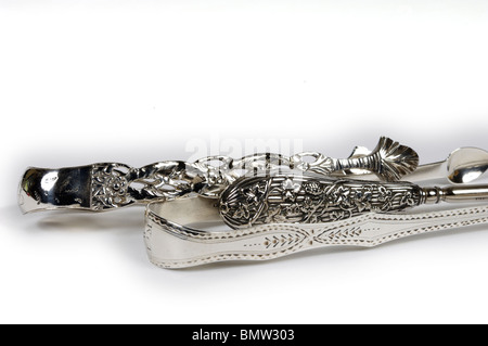 Antiquariato argento inglese tonnellate di zucchero/nips e pulsante di gancio; che illustra i tipi di arredamento e di ornamento. Foto Stock