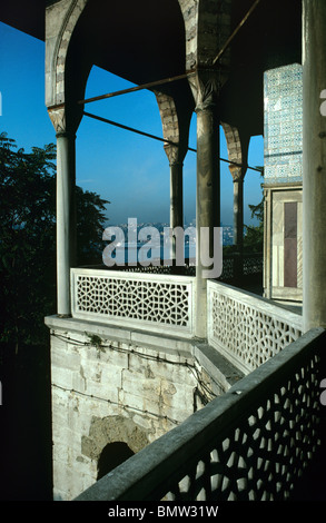 Balcone e colonne del chiosco o Padiglione di Baghdad nel quarto cortile del Palazzo Topkapi, Istanbul, Turchia Foto Stock