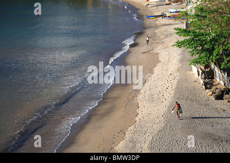 Caraibi, St Lucia, Anse La Raye villaggio e la spiaggia Foto Stock