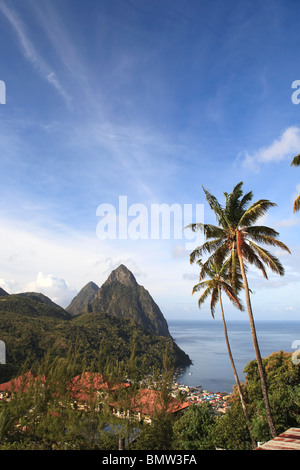 Caraibi, St Lucia, Petit e Gros Piton Montagne (Patrimonio Mondiale dell'UNESCO) Foto Stock