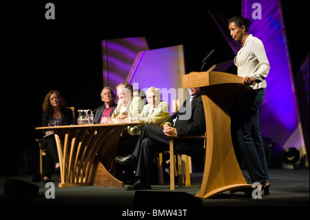 Olandese nato somala Ayaan Hirsi Ali mostrato di prendere parte al dibattito di custode a Hay Festival 2010 Hay on Wye Powys Wales UK Foto Stock