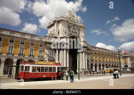 Rosso storico tram davanti all'arco trionfale sulla piazza del Commercio Praca do Comercio o Terreiro do Paco a Lisbona Foto Stock