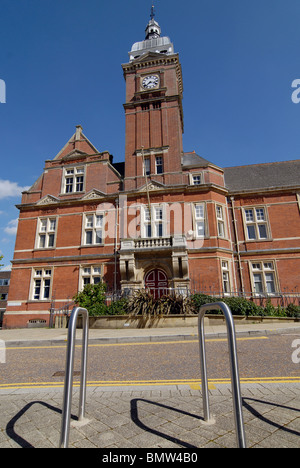 Il vecchio municipio, Regent Circus, Swindon, Regno Unito in una giornata di sole con un cielo blu. L'edificio è ora uno studio di danza. Foto Stock