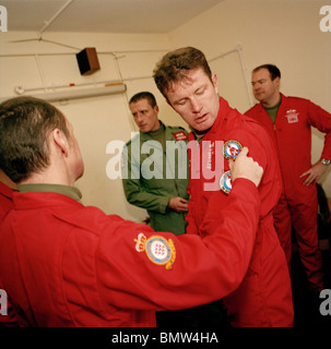 I piloti della "Freccia Rossa", la Gran Bretagna è Royal Air Force aerobatic team, provare nuove tute di rosso e le posizioni di badge. Foto Stock