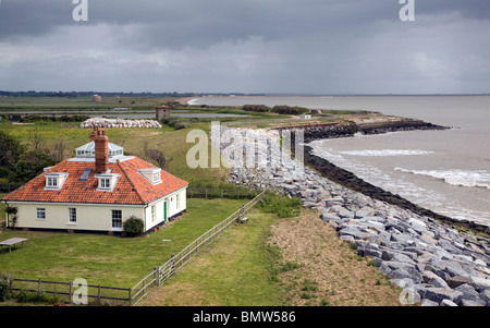 Erosione costiera est Lane Bawdsey Suffolk - Vista dal martello tower Foto Stock