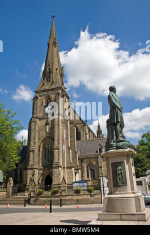 Statua di Sir Robert Peel e la chiesa parrocchiale di Santa Maria Vergine, luogo di mercato, Bury, Greater Manchester, Regno Unito Foto Stock