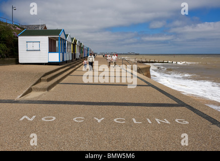 La gente camminare lungo il lungomare di Southwold nel Suffolk. Foto di Gordon Scammell Foto Stock