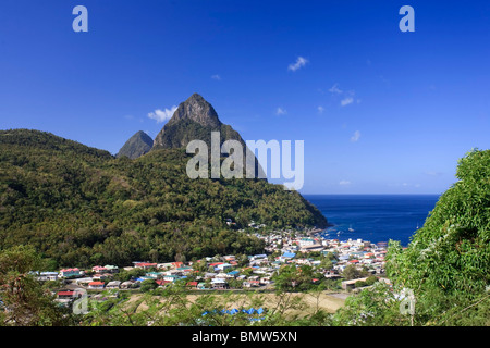 Caraibi, St Lucia, Petit e Gros Piton Montagne (Patrimonio Mondiale dell'UNESCO) e la città di Soufriere Foto Stock