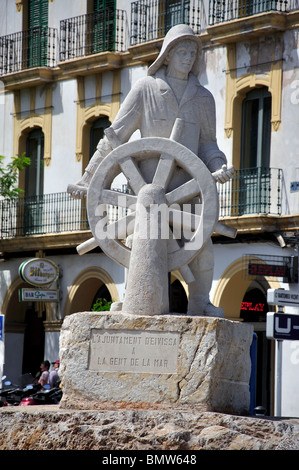 "Pescatore al timone' statua, La Marina, Eivissa, Ibiza, Isole Baleari, Spagna Foto Stock