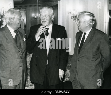 HAROLD MACMILLAN con Edward Heath a sinistra e Harold Wilson a destra lanciando le sue memorie nel dicembre 1974 Foto Stock