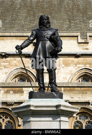 Statua di bronzo di Oliver Cromwell fuori le case del Parlamento, Londra, Inghilterra, Regno Unito Foto Stock