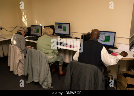 Le persone anziane per navigare in internet, Peckham, Londra, Regno Unito. Foto Stock