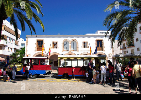 Treno turistico, Plaça d'Espanya, Santa Eulària des Riu, Ibiza, Isole Baleari, Spagna Foto Stock