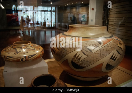 Native American pottery sentito Museo delle Culture indigene e arti, Phoenix, AZ Foto Stock