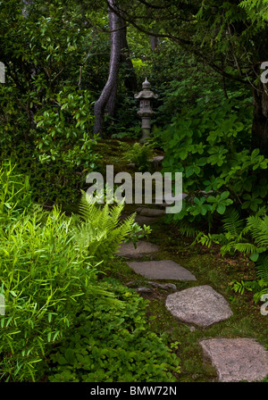 Pietre a passo in un giardino giapponese percorso a piedi che conduce ad una scultura a Seal Harbour, Maine, USA, vicino al Parco Nazionale di Acadia, New England Stati Uniti Foto Stock