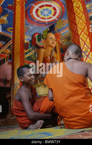 I giovani monaci buddisti in un tempio di Lolei, Angkor, Cambogia Foto Stock