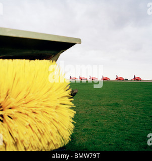 Snow-spazzola più chiara e line-up o aviogetti Hawk appartenenti al "frecce rosse', la Gran Bretagna è Royal Air Force aerobatic team. Foto Stock