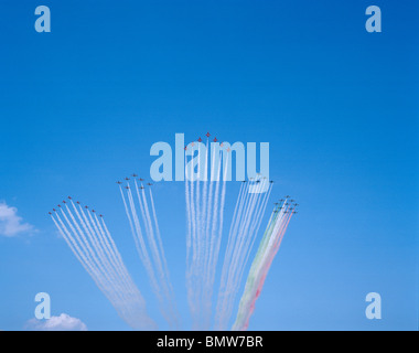 Sentieri di fumo di quaranta leader Europeo di Acrobazia aerei di visualizzazione sinistra attraverso i cieli svizzeri (full didascalia in basso). Foto Stock