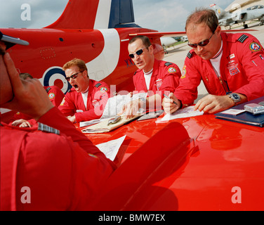 I piloti "frecce rosse', la Gran Bretagna è Royal Air Force aerobatic team durante la fase di pre-flight briefing "sull'ala' prima della visualizzazione Foto Stock