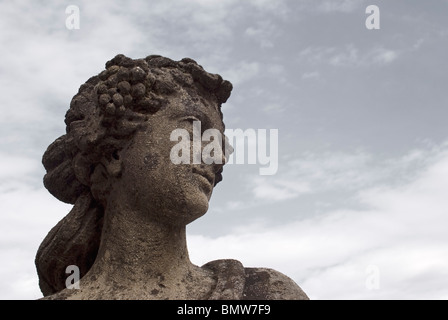 Femmina scolpito in pietra statua Foto Stock