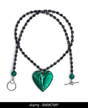 Collana con cuore e perline in cristallo con chiusura in argento sterling. I colori sono nero e verde smeraldo. La natura morta enfatizza il colore, la forma e la forma. Foto Stock