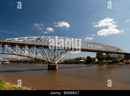 Texas Street ponte sopra il Fiume Rosso come si vede dalla Louisiana Boardwalk in Bossier City Foto Stock