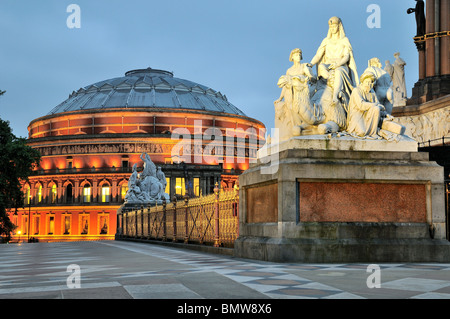 Royal Albert Hall di notte Kensington West London REGNO UNITO Foto Stock