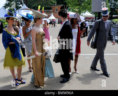 Royal Ascot racegoers in moda abiti Berkshire REGNO UNITO Foto Stock