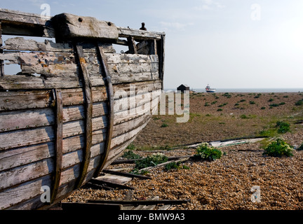 Una barca abbandonata a Dungeness nel Kent. Foto Stock