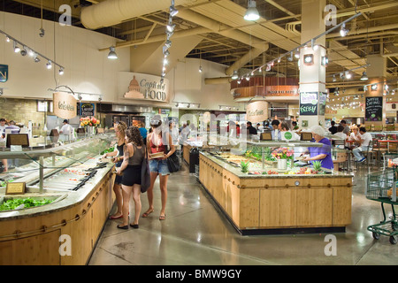 People shopping in Whole Foods Market di Austin in Texas USA Foto Stock