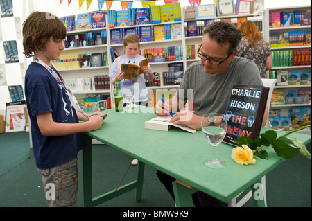 Charlie Higson firma libro in cui gli autori incontrano i loro fan a Hay Festival 2010 Hay on Wye Powys Wales UK Foto Stock