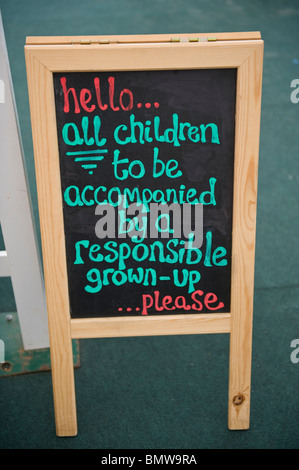 Chalkboard sign in febbre da fieno per bambini presso spazio Hay Festival 2010 Hay on Wye Powys Wales UK Foto Stock