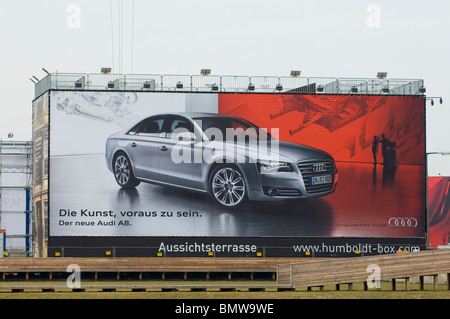 Pubblicità della nuova Audi A8 su billboard Berlino Germania Foto Stock