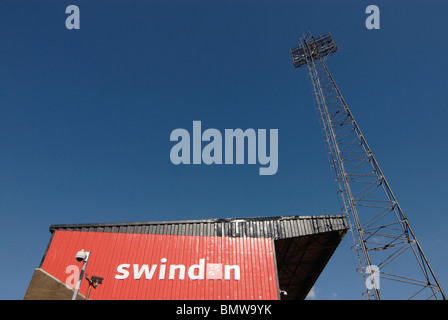 Il Arkells stand presso il Swindon Football Club 'County Ground' nel Wiltshire, Regno Unito. Il cielo è blu scuro e il piedistallo è rosso. Foto Stock