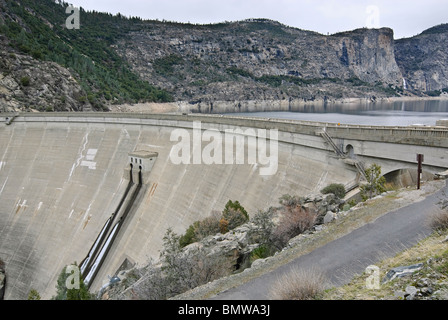 L'O'Shaughnessy Dam formante la Hetch Hetchy serbatoio. Foto Stock