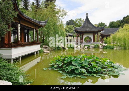 Giardino Cinese con Pagoda e il lago. Foto Stock