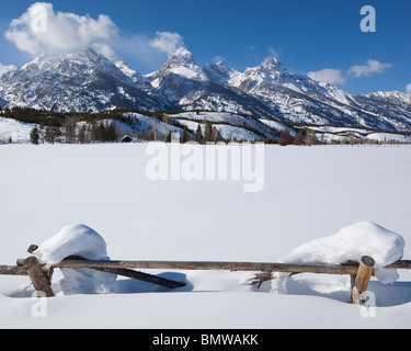 Il Parco Nazionale del Grand Teton, WY Snow capped recinto con i picchi del Teton range in luce invernale Foto Stock