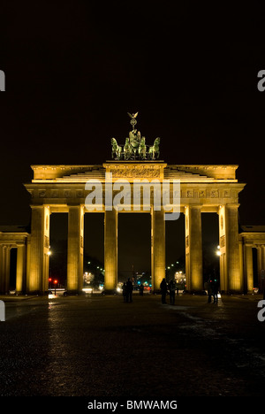 Porta di Brandeburgo Quadriga di notte Berlino Germania Foto Stock