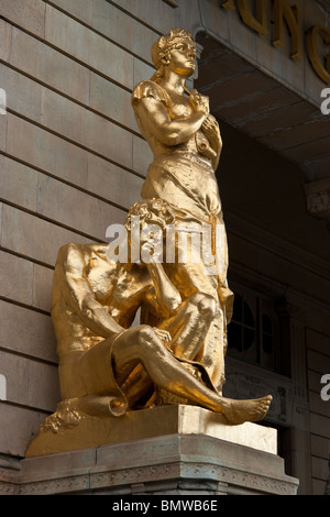 Statua d'oro al teatro drammatico reale Stoccolma Svezia Foto Stock