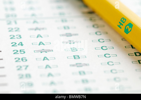 Scansione ottica foglio di risposta con #2 matita che rappresenta l'istruzione test. Foto Stock