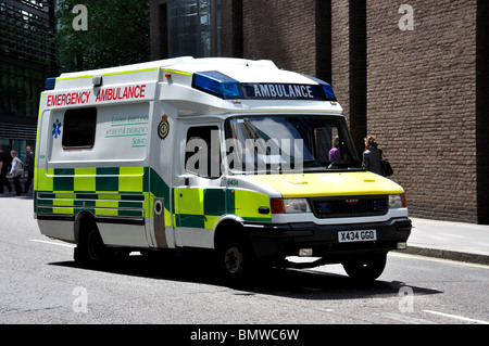 Ambulanza sulla chiamata, Nuovo Fetter Street, City of London, Greater London, England, Regno Unito Foto Stock