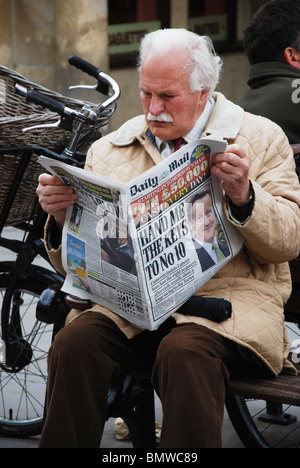 L'uomo la lettura quotidiano Daily Mail Bath Regno Unito Foto Stock